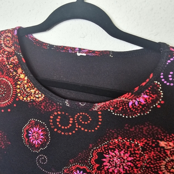 Black Red Top Womens *L/XL Lined Short Sleeve Stretchy Blouse Circle Flower READ - Picture 5 of 9